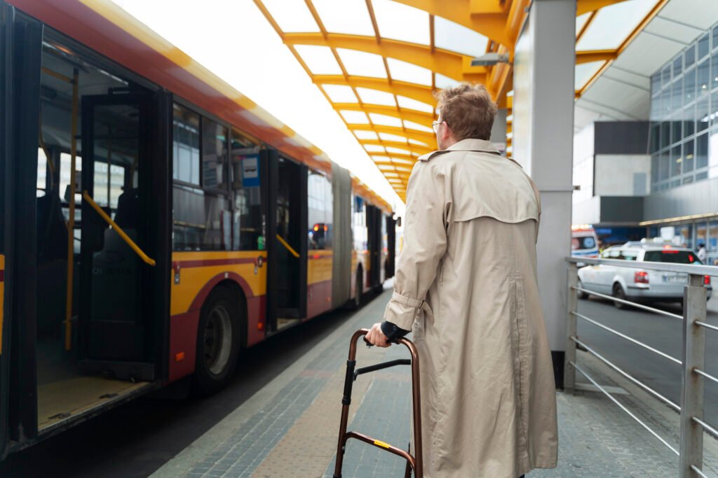 Idoso aguardando ônibus